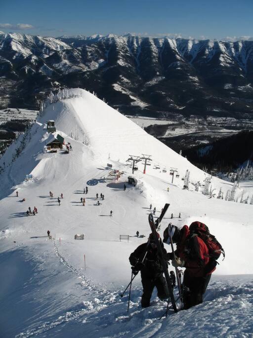 Ski In Ski Out With Huge Game Room And Hot Tub Fernie Eksteriør bilde