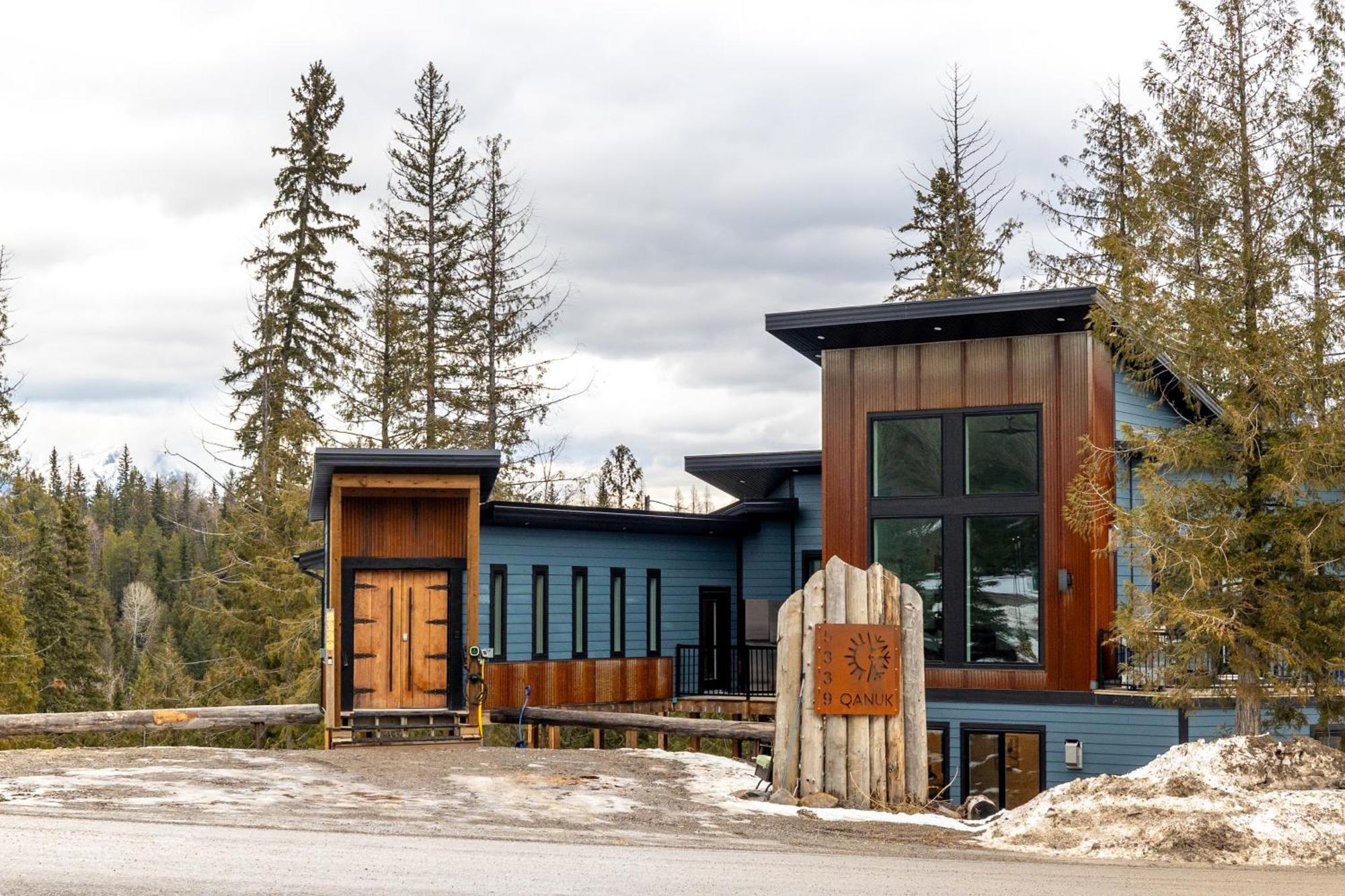 Ski In Ski Out With Huge Game Room And Hot Tub Fernie Eksteriør bilde